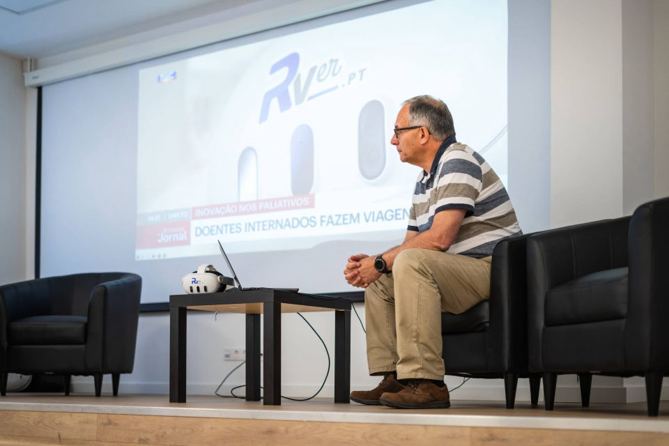João Thomaz, RVer CEO, at the “Therapeutic Virtual Reality” presentation · ISLA Santarém · 2024