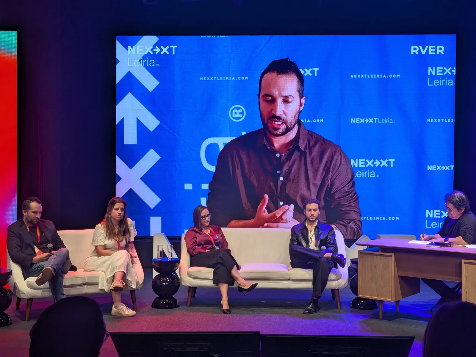 O Pedro Thomaz, do RVer, a falar no vídeo projetado no ecrã do palco, por cima do painel.