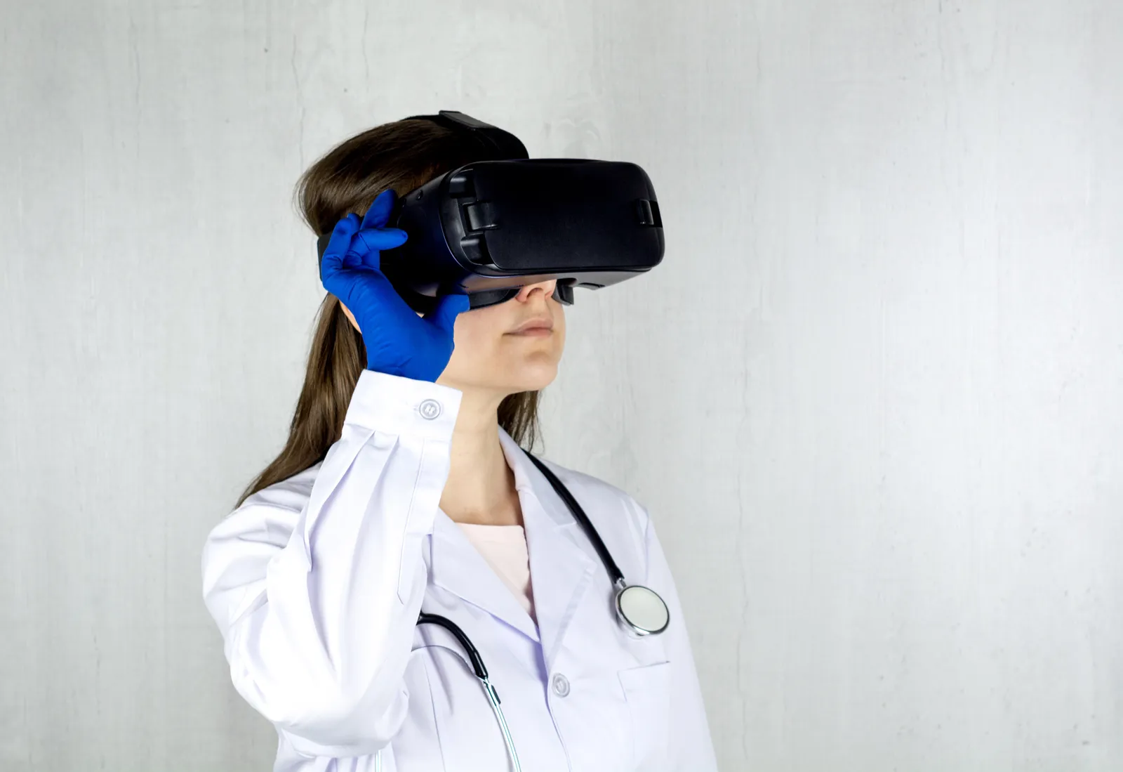 Profissional de saúde com headset de Realidade Virtual